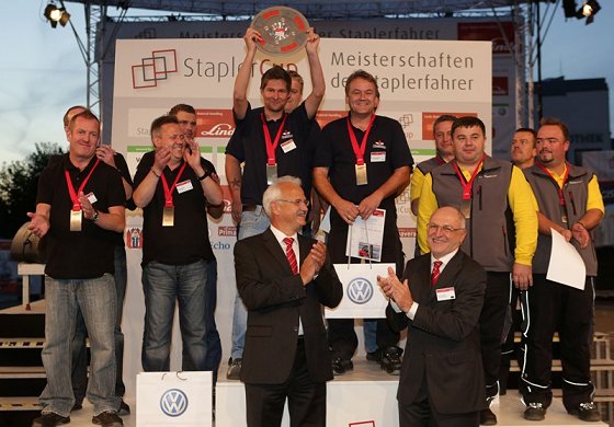 Team Altmühlthaler aus Treuchtlingen gewinnt zum ersten Mal die Firmen-Team-Meisterschaft gegen den 3maligen Sieger Team ABB aus Hanau.