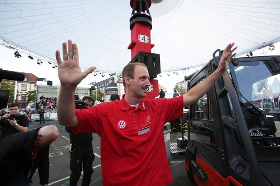 Geschafft: In einem spannenden Finale besiegte Stefan Theissen aus Remagen seine Konkurrenten und sichert sich den Titel Deutscher Meister im Staplerfahren.